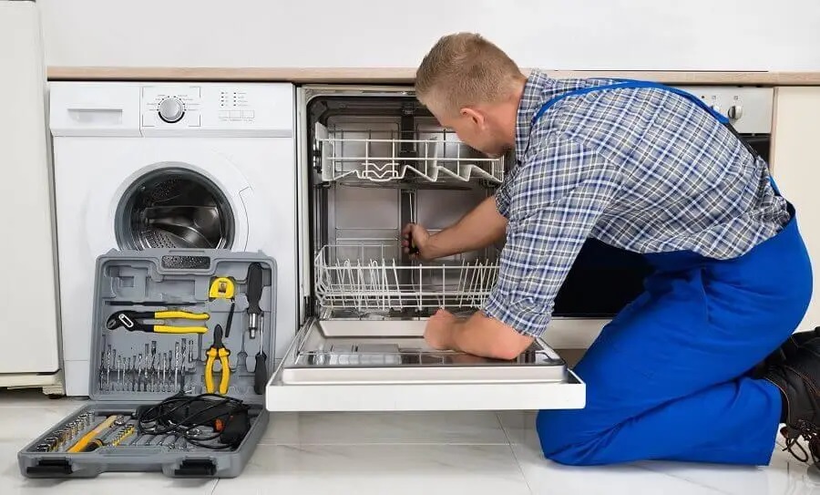 Bala Hotpoint servisi teknisyen ekibi beyaz eşya tamiri yaparken